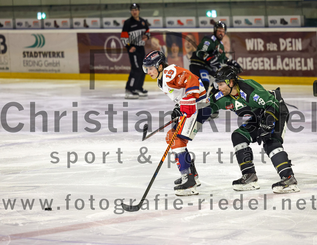2023-03-03_094_TSV_Erding_gegen_ESC_Kempten | Erding, Deutschland, 03.03.2023:
Eishockey, Bayernliga Playoffs 2022 / 2023, Viertelfinale, TSV Erding gegen ESC Kempten, Endergebnis: 9:3

Raphael Gosselin (ESC Kempten, #19), Thomas Plihal (Erding Gladiators, #39)

Foto: Christian Riedel / fotografie-riedel.net