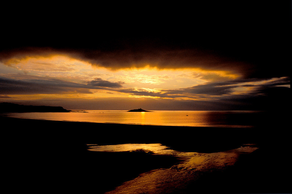 Wolkenwort 16_Sable d_Or | Wolkenwort # 16
Goldener Sonnenuntergang in Sable d'or, Bretagne, France, September 1994
Fotoausstellung WOLKENWORTE, Oberbank Salzburg, Am alten Markt 4. 30.5. - 30.6.2006. Eine Veranstaltung der Europagesellschaft Salzburg.