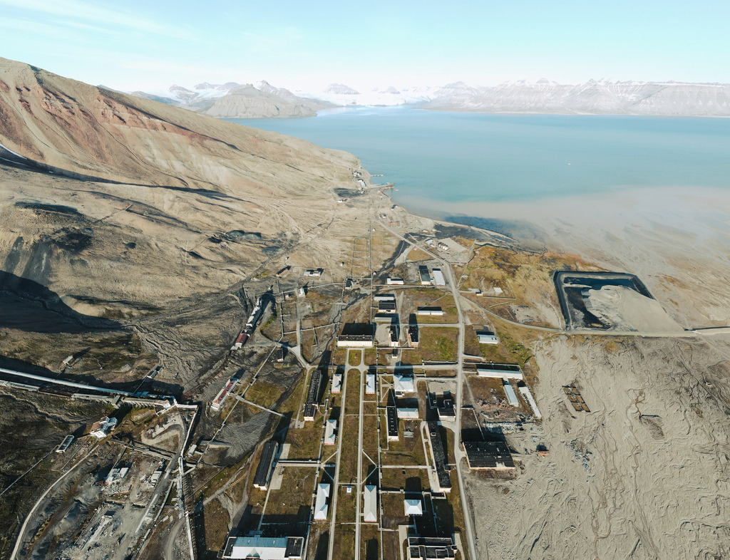 Pyramiden-auf-Spitzbergen-aus-der-Luft 19 - URBANISTER | default - Realisiert mit Pictrs.com