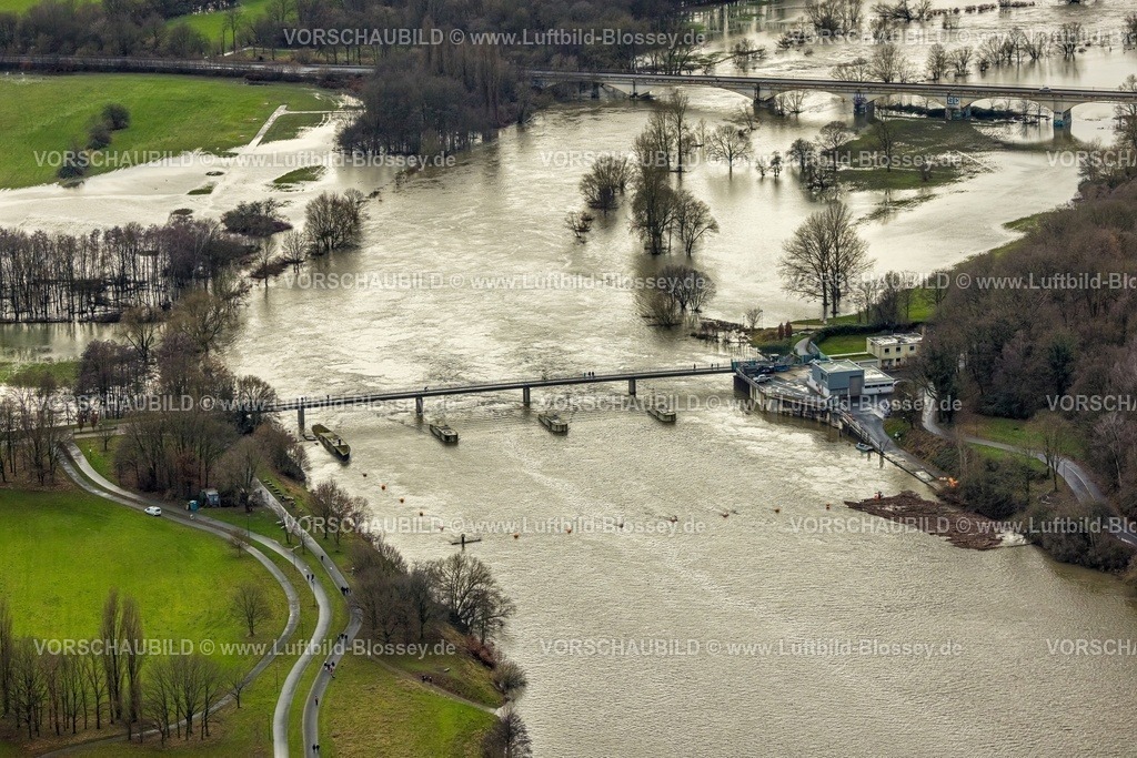 Witten231202074Ruhr-topaz | Luftbild, Ruhrhochwasser, Weihnachtshochwasser 2023, Fluss Ruhr und Kemnader See treten nach starken Regenfällen über die Ufer, Überschwemmungsgebiet am Kemnader Wehr und Ruhrbrücke Kemnade, Bäume und Felder im Wasser, Stiepel, Bochum, Ruhrgebiet, Nordrhein-Westfalen, Deutschland