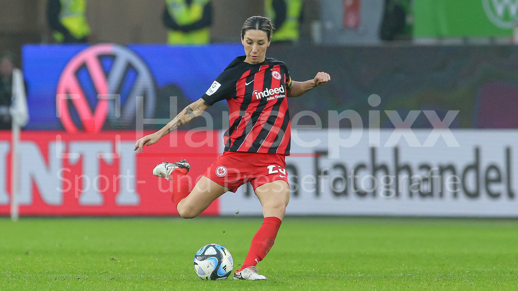 Fussball, Google Pixel Frauen-Bundesliga, VfL Wolfsburg - Eintracht Frankfurt | v.li.: Sara Doorsoun (Eintracht Frankfurt, 23) am Ball, Freisteller, Einzelbild, Ganzkörper, Aktion, Action, Spielszene, DIE DFB-RICHTLINIEN UNTERSAGEN JEGLICHE NUTZUNG VON FOTOS ALS SEQUENZBILDER UND/ODER VIDEOÄHNLICHE FOTOSTRECKEN. DFB REGULATIONS PROHIBIT ANY USE OF PHOTOGRAPHS AS IMAGE SEQUENCES AND/OR QUASI-VIDEO.