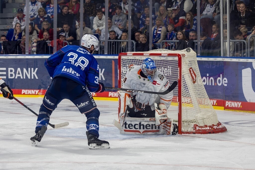 DEL, Deutsche Eishockey Liga Saison 2026/27, 11. Spieltag: Adler Mannheim gegen Löwen Frankfurt | DEL, Deutsche Eishockey Liga Saison 2026/27, 11. Spieltag: Adler Mannheim gegen Löwen Frankfurt / Patrick Brown erzielt das 2:0 für die Adler - Realisiert mit Pictrs.com