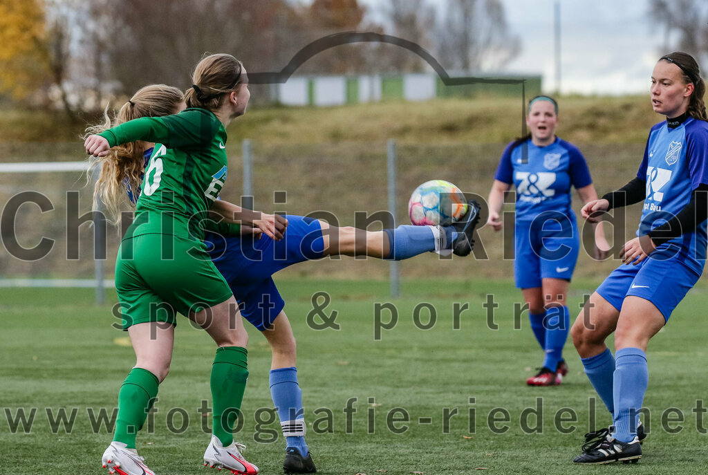 2023-11-19_080_FC_Langengeisling_gegen_FC_Forstern_II | Erding, Deutschland, 19.11.2023:
Fußball, Bezirksoberliga 2023 / 2024, 12. Spieltag, FC Langengeisling gegen FC Forstern II, Endergebnis: 3:0

Katia Ludwig Lasa (FC Forstern, #16), Lena Altmann (FC Langengeisling, #14), Lisa Mayer (FC Langengeisling, #6)

Foto: Christian Riedel / fotografie-riedel.net
