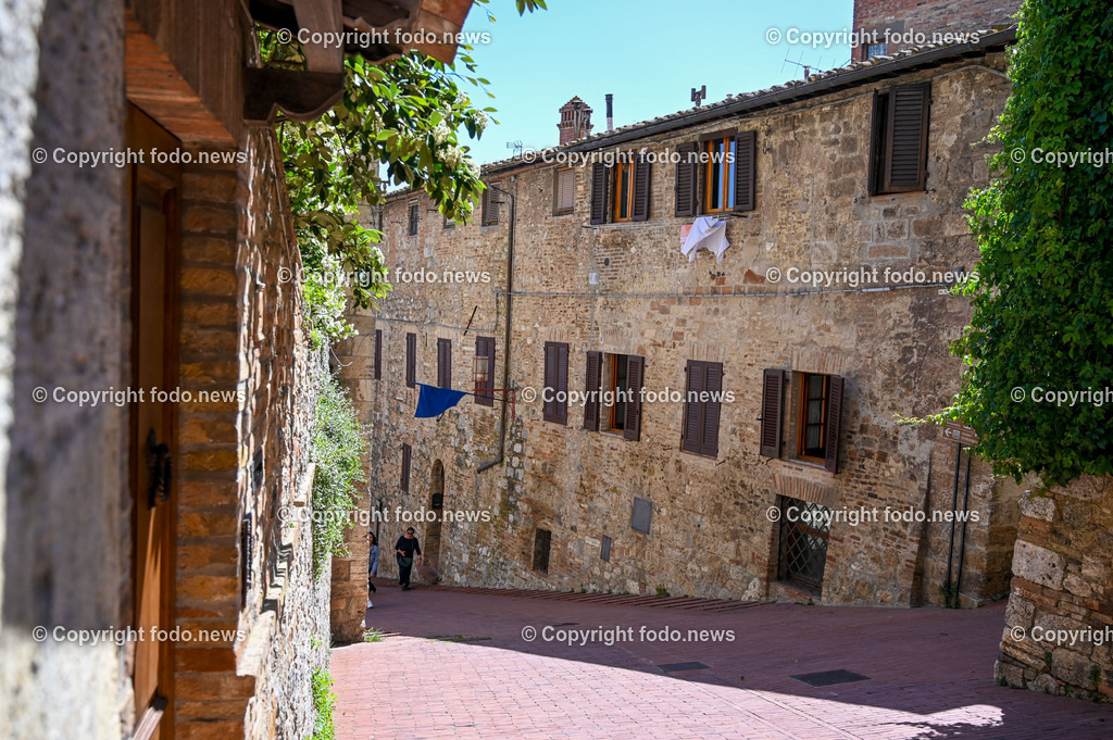 Italien_ Toskana_ San Gimignano_ 31.05.2024-147 | 31.05.2024, Italien, ITA, Toskana, San Gimignano im Bild Stadtansichten Gebäude, Architektur, Touristen, Historisch, Souvenir, Ansichten der berühmten Stadt San Gimignano in der Toskana-Italien - View of the famous town San Gimignano in Tuscany-ItalySan Gimignano ist eine italienische Kleinstadt in der Toskana mit einem mittelalterlichen Stadtkern. San Gimignano wird auch die Stadt der Türme genannt. Die Stadt liegt in der Provinz Siena. Sie gehört neben Florenz, Siena und Pisa zu den von Touristen meist besuchten Zielen in der Toskana.