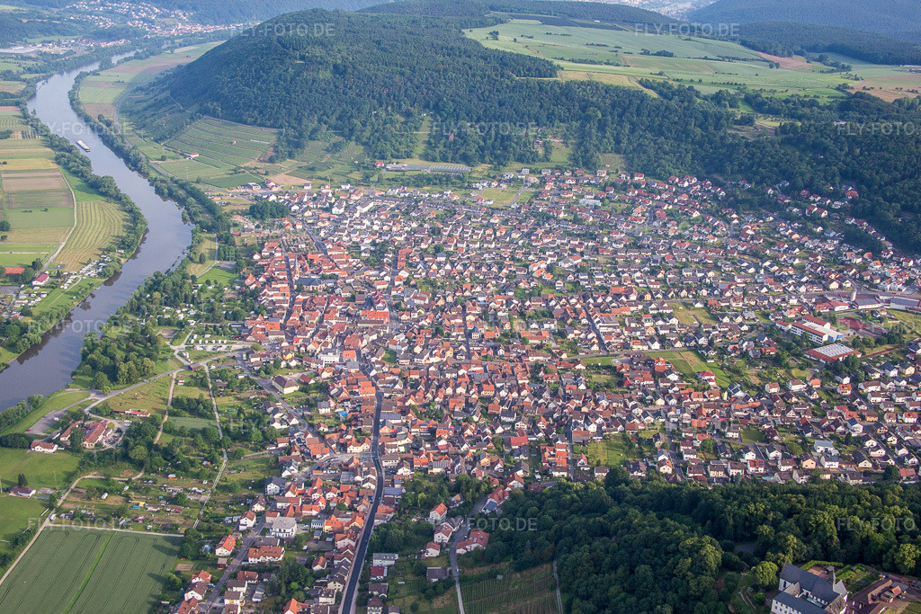 Luftbild: Uferbereich des Main - Flußverlaufes in Großheubach im Bundesland Bayern in Deutschland. Foto: IMG_089606.jpg vom 11.06.2016 durch Werner Riehm/FLY-FOTO.de