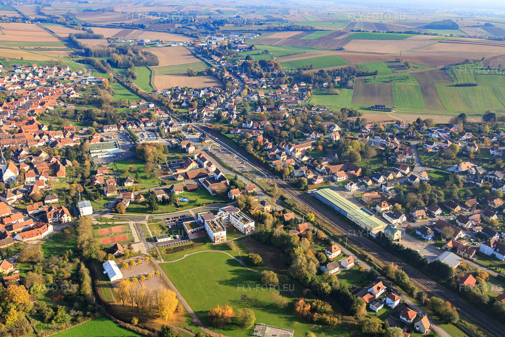 Vue aérienne: Maison d'Accueil Spécialisée Dietrich Bonhoeffer à Soultz-sous-Forêts dans le département Bas Rhin, France – .Photo: IMG_075573.jpg prise le 01/11/2014 par Werner Riehm/FLY-FOTO.eu – Résolution de l'original: 4865 x 3243 px – MAS Dietrich Bonhoeffer - Sonnenhof - Fondation protestante