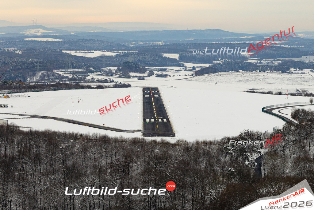 Das Luftbild zeigt : Brandsteinsebene Anflug Winter Coburg - Die Luftaufnahme wurde 2023 vom UL-Flugzeug aus erstellt ( keine Drohne ) - Hochauflösende Luftaufnahme - Für grossformatige Ausdrucke geeignet. Die Geschenkidee !Mit Lizenz und Bildrechte bestellbar