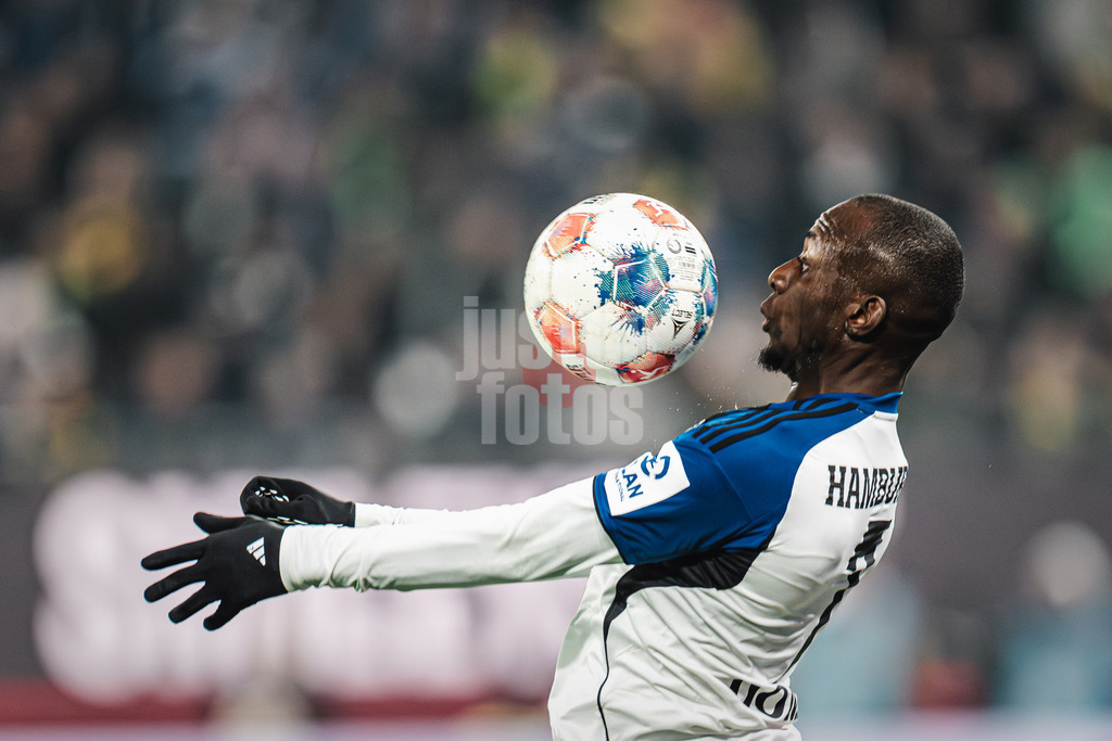 Fußball | Männer | Saison 2025/2026 | 1. Fußball-Bundesliga | 10. Spieltag | Hamburger SV vs. Borussia Dortmund | 08.11.2025 | Jean-Luc Dompe (#7, HSV) nimmt den Ball mit der Brust an
