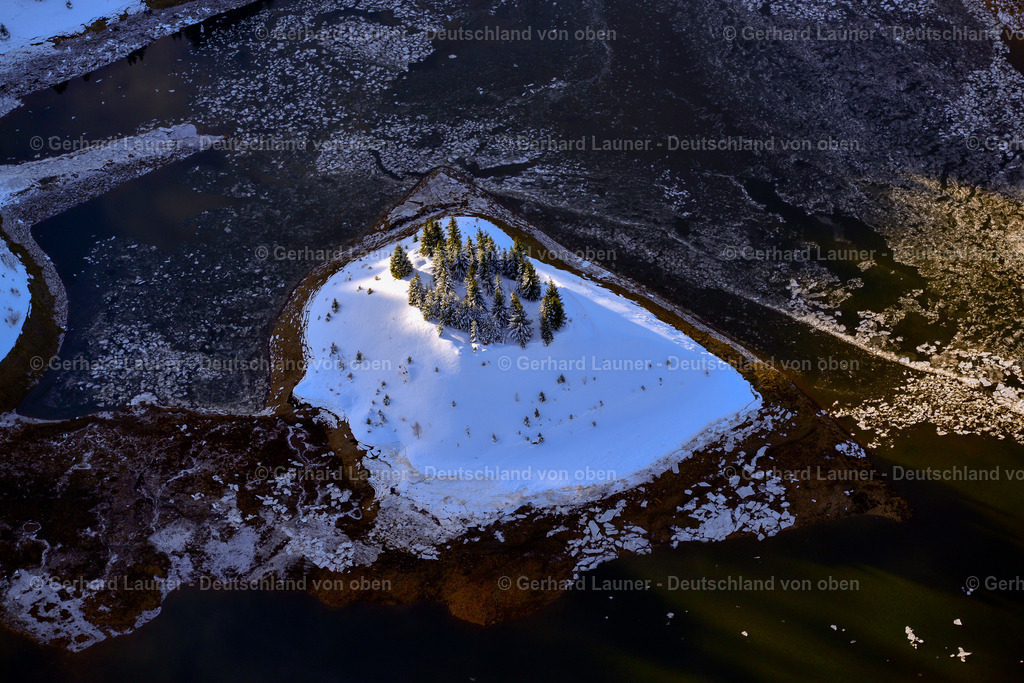 3700174 | schneebedeckte Insel im Unterbecken Pumpspeicherwerk Goldisthal