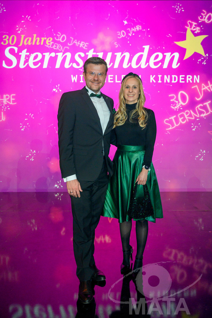 _DWA2210 | Marcus König  und Ehefrau Anke König bei '30 Jahre Sternstunden-Gala 2023' in der Frankenhalle. Nürnberg, 15.12.2023 - Realisiert mit Pictrs.com