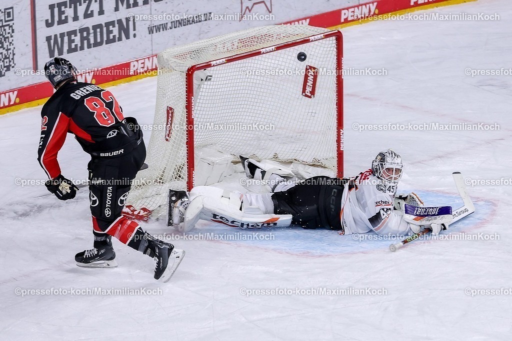Koe30122401069 | 30.12.2024, Eishockey, Penny DEL, Kölner Haie - Löwen Frankfurt, Spieltag 32, Lanxess-Arena Köln: Alexandre Grenier (Kölner Haie #82) trifft beim Penalty Schießen das Tor von Goalie Jussi Olkinuora (FRA #45) zum entscheidenden Sieg Treffer 3:2 Endstand