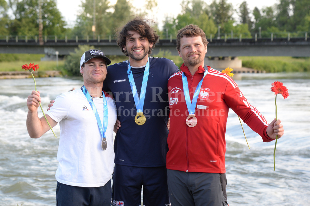 ICF CANOE FREESTYLE WORLD CUP 1 / PLATTLING | 2024 ICF CANOE FREESTYLE WORLD CUP 1 / PLATTLINGMen's Kayak Surface Final Siegerfoto v.l. Tom DOLLE (France); Harry PRICE (Great Britain); Tomasz CZAPLICKI (Poland) - Realisiert mit Pictrs.com