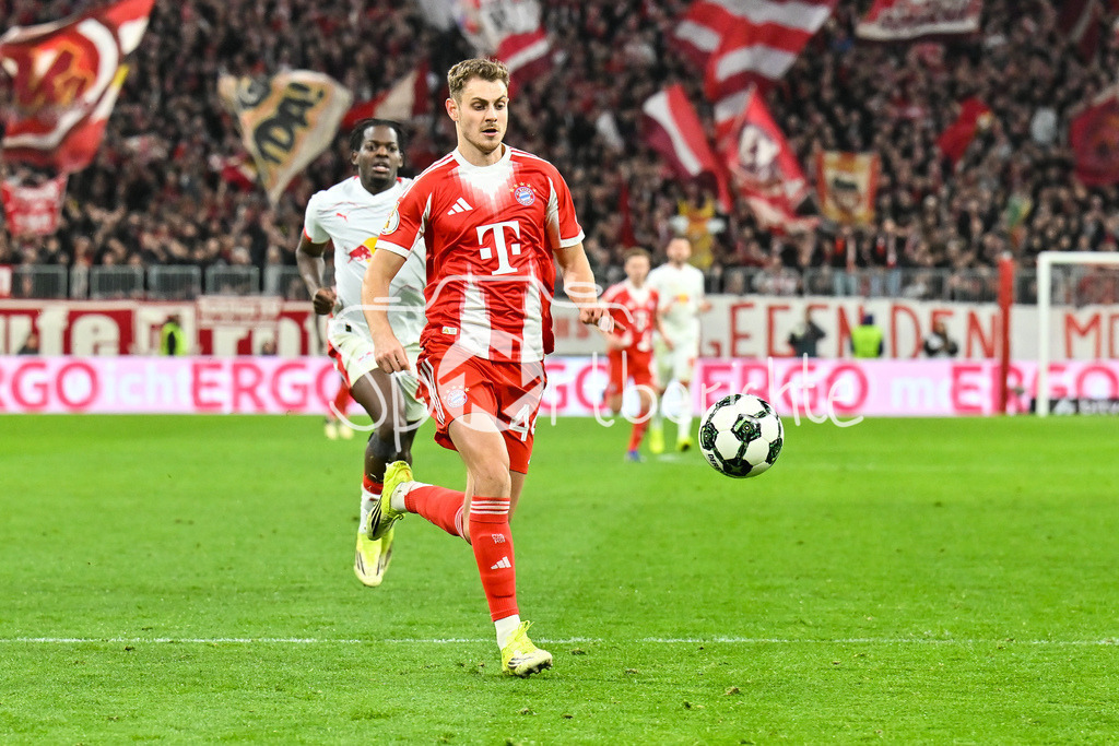 FC Bayern München - RB Leipzig | MUNICH, GERMANY - 11. FEBRUARY: IM DUELL Josip STANISIC (FC Bayern Munich 44) UND Castello LUKEBA (RB Leipzig 23) während dem Spiel zwischen dem FC Bayern München und RB Leipzig beim Viertelfinale des DFB-Pokales in der Allianz Arena