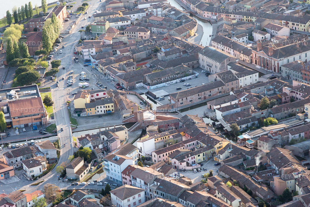 Luftbild: Ortsansicht in Comacchio im Bundesland Ferrara in Italien. Foto: IMG_098659.jpg vom 06.04.2017 durch Werner Riehm/FLY-FOTO.de