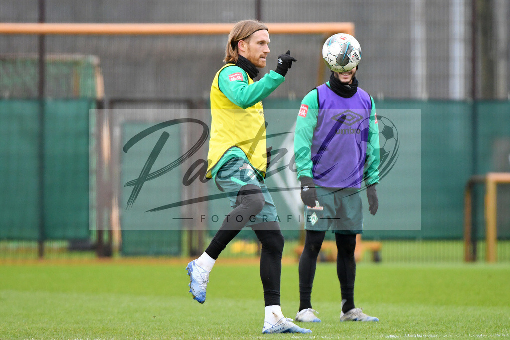 20200227_TRASVW_0044 | Fussball, Herren: Michael Lang (Werder Bremen) in Aktion, am Ball, Einzelaktion waehrend der Trainingseinheit des SV Werder Bremen auf dem Trainingsplatz am wohninvest Weserstadion am 27.02.2020 in Bremen, Deutschland. - Realisiert mit Pictrs.com