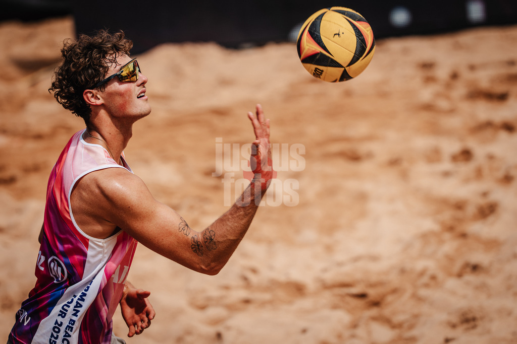 Beachvolleyball | Männer | Allianz German Beach Tour 2025 | Tourstop München | 04.07.2025 | Hennes Nissen beim Aufschlag