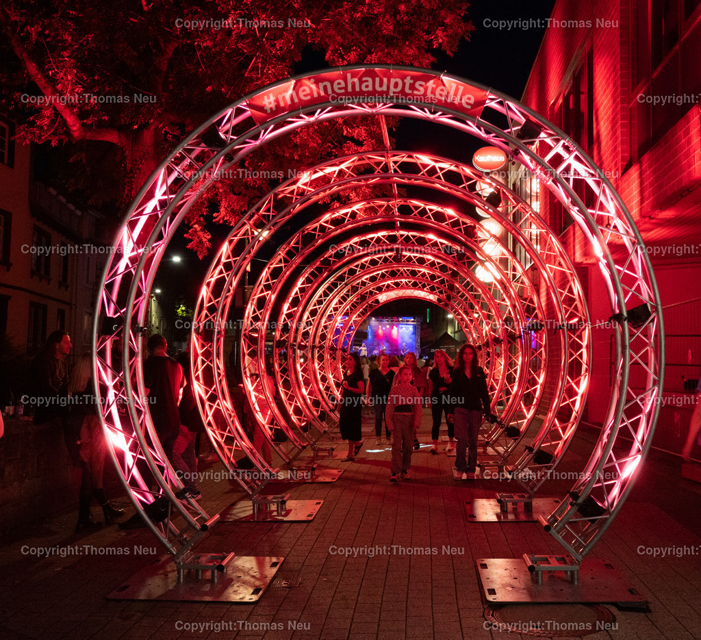 DSC_7230 | bbe, Bensheim, Winzerfest, Tag der Jugend,,acht Traversenkreise hatte eine Bensheimer Bank aufstellen lassen um Werbung zu machen, hier hindurch ging es rot beleuchtet zum Tag der Jugend, , Bild: Thomas Neu