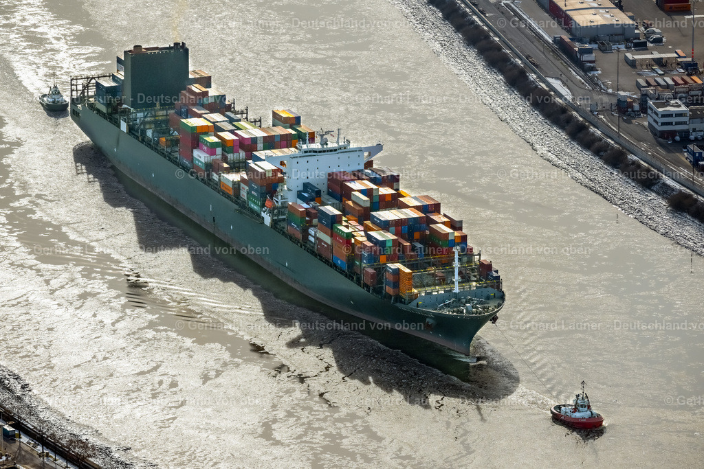 4044664 | HAMBURG 14.02.2021 Containerschiff " PARIS EXPRESS " (Imo: 9447902) mit Schlepper im Hafen im Ortsteil Steinwerder in Hamburg, Deutschland. Weiterführende Informationen bei: Hamburger Hafen und Logistik Aktiengesellschaft. // Container ship " PARIS EXPRESS " in the port in the district Steinwerder in Hamburg, Germany. Further information at: Hamburger Hafen und Logistik Aktiengesellschaft. Foto: Gerhard Launer