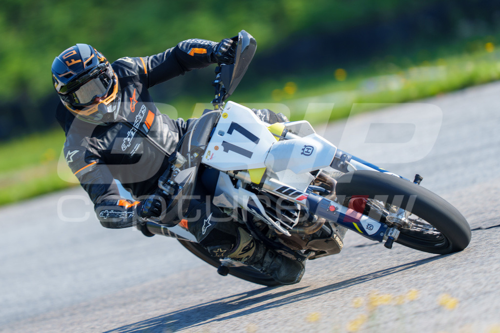 SuperMoto_Staatsmeisterschaft_Greinbach_030 | GRIPcapture steht für authentische Sportfotografie in Österreich – für Momente, die mehr sind als Geschwindigkeit oder Ergebnis. Es geht um Emotion, Spannung, Fokus und den Augenblick, der oft nur einen Wimpernschlag dauert.Ob Motorsport, Teamsport oder 