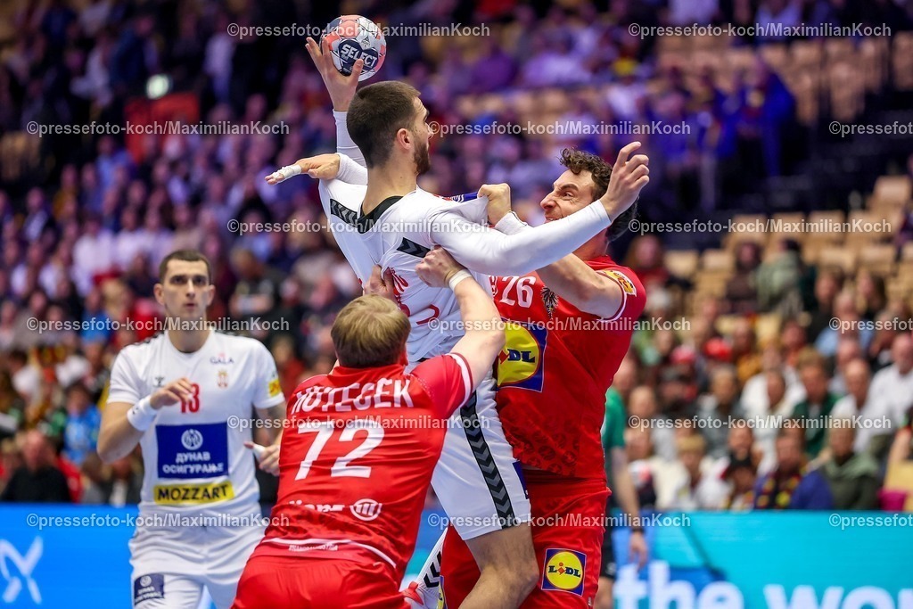 EHF19012601007 | 19.01.2026, Handball, Men's EHF EURO 2026, Österreich - Serbien, Jyske Bank Boxen in Herning, Dänemark, Preliminary Round:  Lukas Hutecek (Austria #72) und  Lukas Herburger (Austria #26) verteidigen gegen  Uros Kojadinovic (Serbien #15) 
