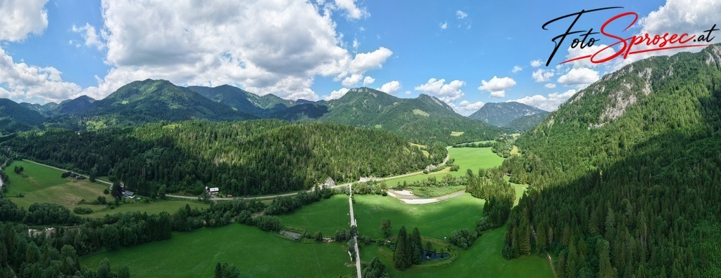 dji_fly_20250629_135516_0014_1751201411959_pano | Mit meiner Kamera halte ich besondere Augenblicke, faszinierende Landschaften und interessante Details fest. Dabei entstehen ganz unterschiedliche Aufnahmen – von stimmungsvollen Landschaftsfotografien und beeindruckenden Drohnenaufnahmen über Pressefotos - Realisiert mit Pictrs.com