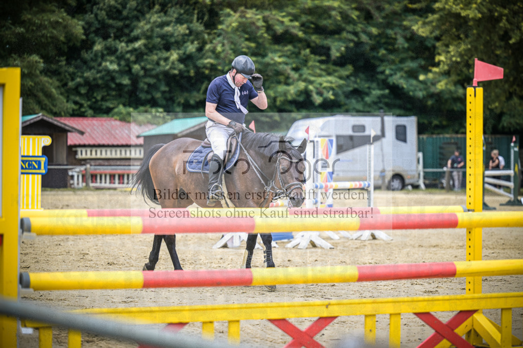 DOS_8345 | Entdecke hochwertige Reitturnierfotos von Foto Oger. Professionell, emotional und authentisch – jetzt Lieblingsmomente im Shop bestellen.Deutschlandweite Turnierfotografie. - Realisiert mit Pictrs.com