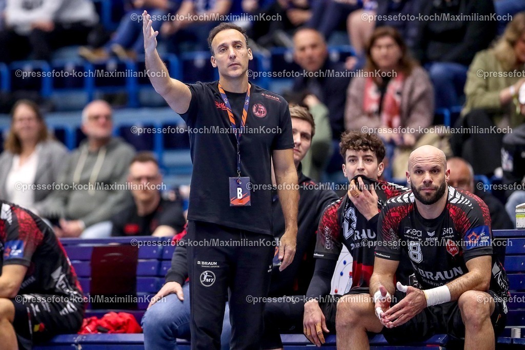 Gum25032501064 | 25.03.2025, Handball, European League - Play-Offs, VfL Gummersbach - MT Melsungen, Schwalbe-Arena: Cheftrainer Roberto Garcia Parrondo (Trainer Melsungen) gestikulierend