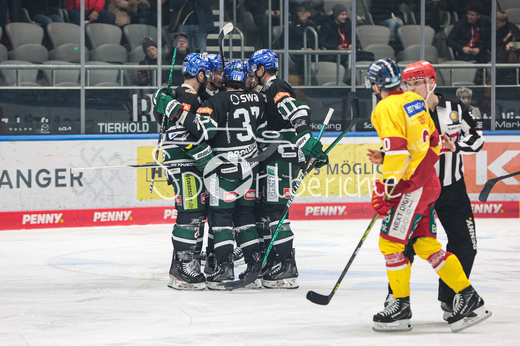Augsburger Panther - Duesseldorfer EG | Freude der Panther nach dem Treffer zum 1-3 durch Marcel BARINKA (AEV #71)