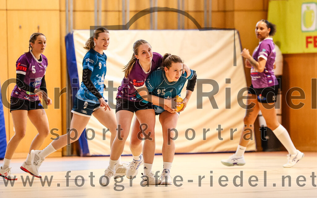 2024-03-09_063_SpVgg_Altenerding_gegen_Eintracht_Dachau-Karlsfeld | Erding, Deutschland, 09.03.2024:
Handball, Bezirksoberliga Frauen Altbayern 2023 / 2024, 17. Spieltag, SpVgg Altenerding gegen Eintracht Dachau-Karlsfeld, Endergebnis: 26:25

Marlene Mittermeier (SpVgg Altenerding, #6), Carolin Feldges (TSV Eintracht Karlsfeld, #95)

Foto: Christian Riedel / fotografie-riedel.net