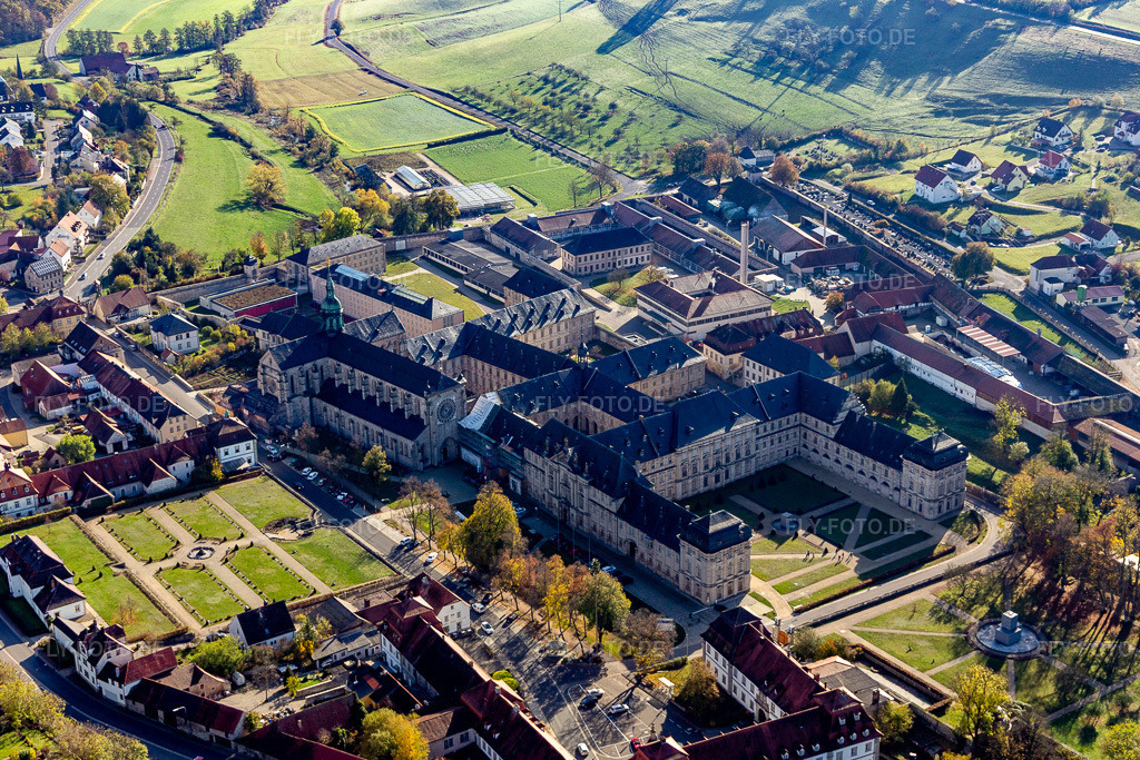 Luftbild: Gebäudekomplex des Klosters Ebrach mit Kaisersaal und Klosterkirche Ebrach und Justizvollzugsanstalt Ebrach im Ortsteil Eborach in Ebrach im Bundesland Bayern in Deutschland. Foto: IMG_119550.jpg vom 26.10.2019 durch Werner Riehm/FLY-FOTO.de