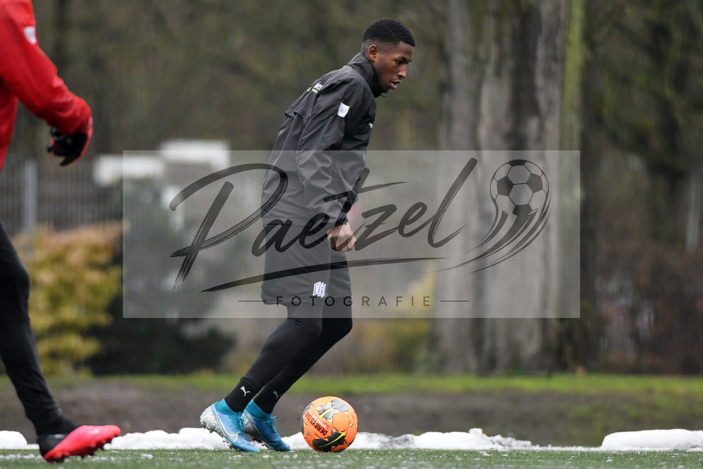 20200226_TRAOSN_0035 | Fussball, Herren: Hakim Traore (VfL Osnabrueck U19) in Aktion, am Ball, Einzelaktion waehrend der Trainingseinheit des VfL Osnabrueck im Sportpark Illoshoehe am 26.02.2020 in Osnabrueck, Deutschland. - Realisiert mit Pictrs.com