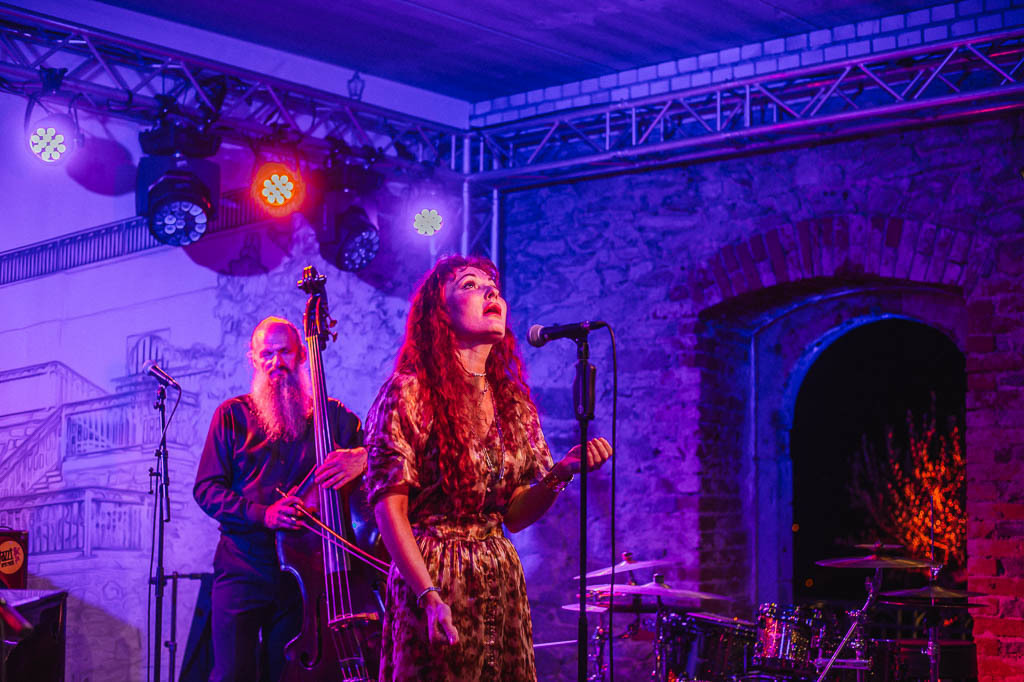 Maria Markesini Konzert | Maria Markesini meets Klazz Brothers im Forte Belvedere Leisnig zum Festival Hallo Leisnig 2022. - Realisiert mit Pictrs.com