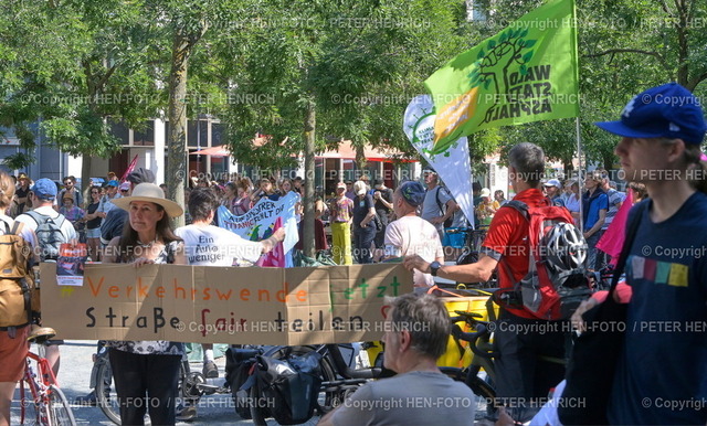 20230707-_PH66834-friday4future-ffm-HEN-FOTO | 07.07.2023 Friday for Future Demonstration Verkehrswende Selber Machen! für eine autofreie Innenstadt auf dem Goetheplatz (Foto: Peter Henrich) - Realisiert mit Pictrs.com