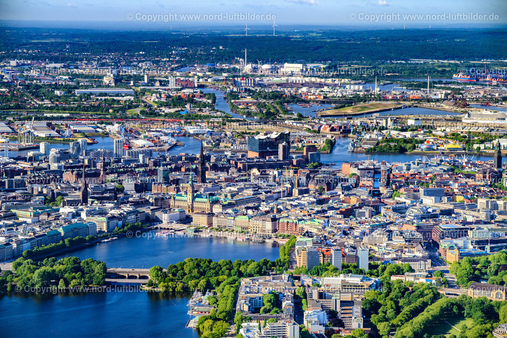 Hamburg_Alster_Mitte_Elbphilharmonie_ELS_1233240525 | HAMBURG 24.05.2025 Binnenalster mit Jungfernstieg und dem Innenstadtbereich in Hamburg, Deutschland. // Binnenalster with Jungfernstieg and the Innenstadt area in Hamburg, Germany. Foto: Martin Elsen
