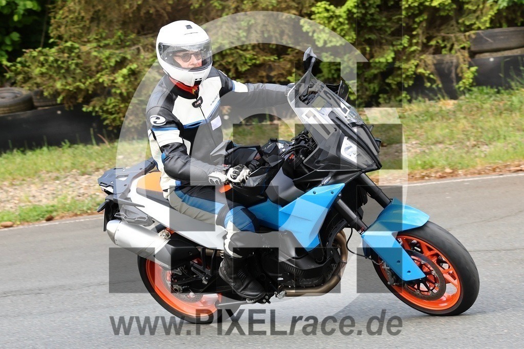 0072-20240505_11227 | Schöne Erinnerungen an spannende Momente - das festzuhalten ist unser Job. PIXELrace.de ist seit 2003 auf den Rennstrecken Europas unterwegs um die Action draußen beim Fahren und die wunderbare Stimmung imm Fahrerlager für euch einzufangen.