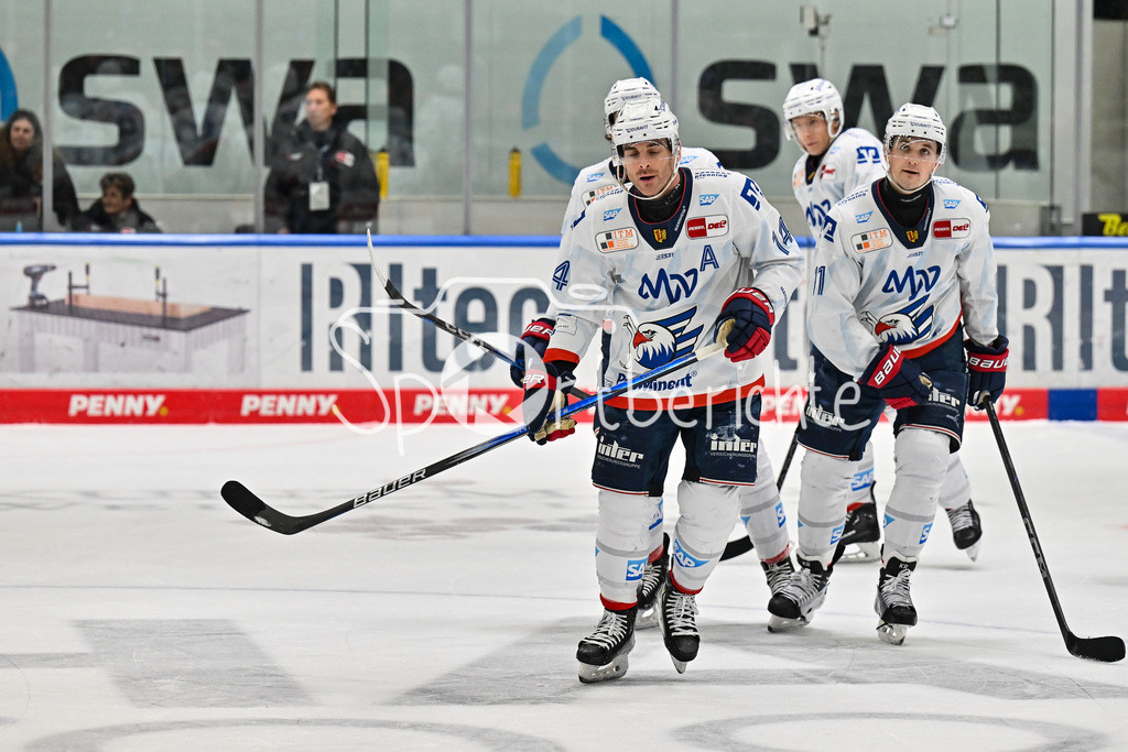 Augsburger Panther - Adler Mannheim | Jubel der Gaeste nach dem Treffer zum 1-4 durch Jordan SZWARZ (Adler Mannheim 14) / Freude / Happy / Tor / Torschuezte / DEL: Augsburger Panther - Adler Mannheim, Curt Frenzel Stadion am 26.12.2024