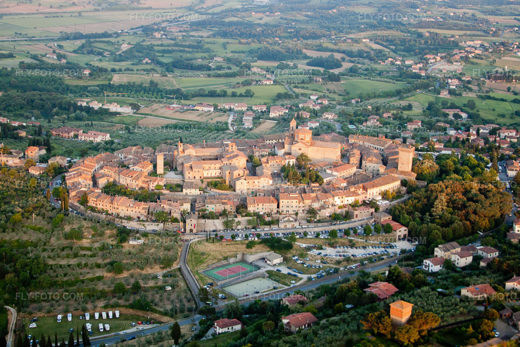Aerial view: Old town area and city center in Lucignano in the state Arezzo, Italy. – Photo: IMG_28038.jpg taken on 05/30/2010 by Werner Riehm/FLY-FOTO.com – Resolution of the original: 4639 x 3092 px