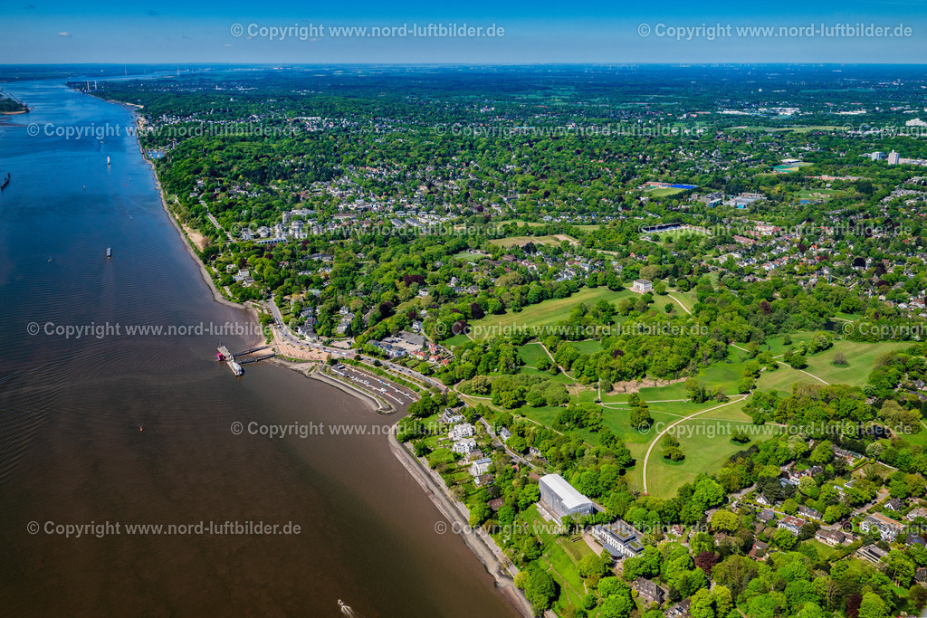 Hamburg_Othmarschen_Jenischpark_ELS_5360010525 | HAMBURG 01.05.2025 Parkanlage "Jenischpark" mit Villa "Jenisch Haus" zwischen Elbchaussee und Baron-Voght-Straße mit den Hafenanlagen am Ufer des Flußverlaufes der Elbe im Ortsteil Klein Flottbek in Hamburg, Deutschland. // Park of "Jenischpark" with the villa "Jenisch Haus" between Elbchaussee and Baron-Voght-Strasse with the port dock on the banks of the river Elbe in the district Klein Flottbek in Hamburg, Germany. Foto: Martin Elsen