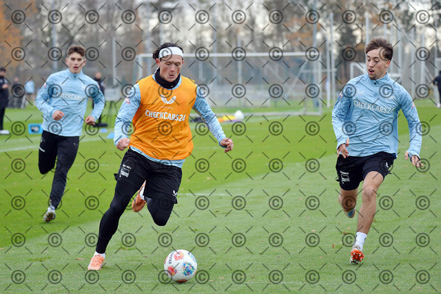 RGE_6779b | Hertha BSC, 2.Bundesliga, Herren, Saison 2025/26, Training, Montag 17.11. 2025,  im Bild von li.  Fabian Reese ( Hertha BSC ), Tim Hoffmann ( Hertha BSC ),   Fotograf:   Ralf Gebhardt - Realisiert mit Pictrs.com