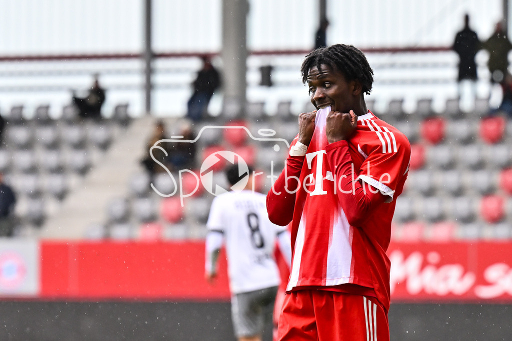 FC Bayern München - Berliner Athletik Klub | MUNICH, GERMANY - 21. FEBRUARY: im Bild Oluwaseyi WILSON (FC Bayern München U19 15), der sich über eine vergebene Chance ärgert während dem Spiel zwischen der U19 des FC Bayern München und der U19 des Berliner Athletik Klubs am 3. Spieltag der DFB-U19 Nachwuchsliga am FC Bayern Campus