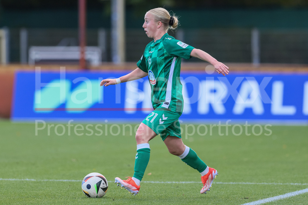 Fussball, Google Pixel Frauen-Bundesliga, SV Werder Bremen - 1. FFC Turbine Potsdam | v.li.: Caroline Siems (SV Werder Bremen, 21) am Ball, Freisteller, Einzelbild, Ganzkörper, Aktion, Action, Spielszene