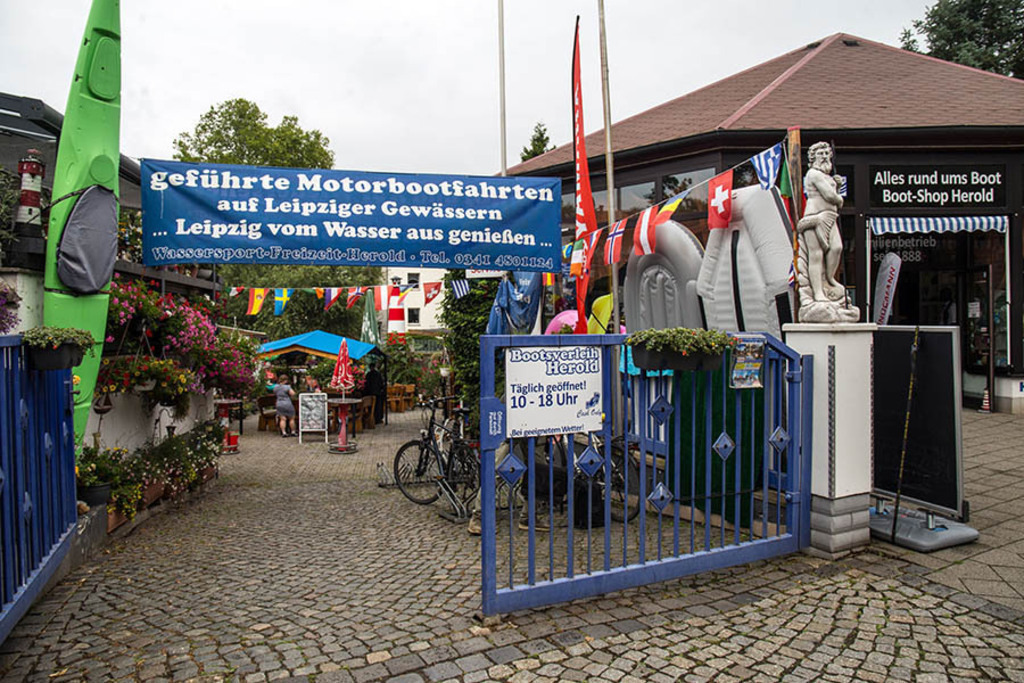 Bootsverleih Herold und Bootshop Herold | Entdecke über 20 Kategorien Leipzig-Motive: Foto-Downloads, hochwertige Poster, Leinwand- & Fine-Art-Prints. Jetzt Lieblingsfoto im Bildlexikon Leipzig Shop bestellen!