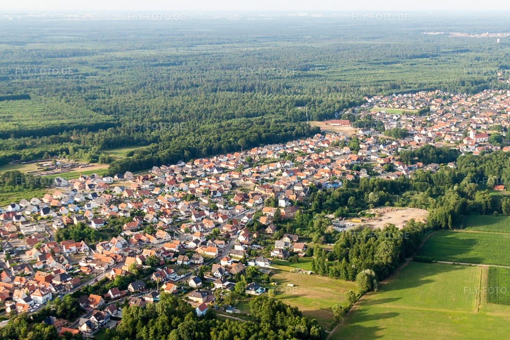 Luftbild: Dorfansicht in Schirrhein im Bundesland Bas-Rhin in Frankreich. Foto: IMG_30459.jpg vom 09.07.2010 durch Werner Riehm/FLY-FOTO.de