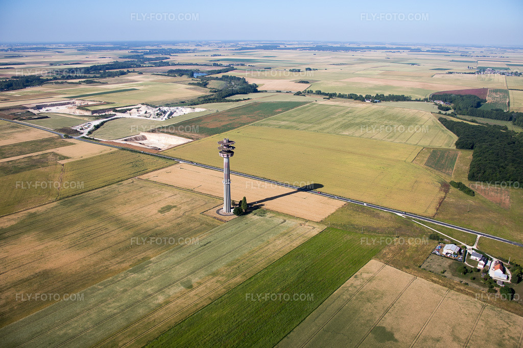 Aerial view: View of the town in Conan in the state Loir et Cher, France. – Photo: IMG_082227.jpg taken on 06/20/2015 by Werner Riehm/FLY-FOTO.com – Resolution of the original: 5472 x 3648 px