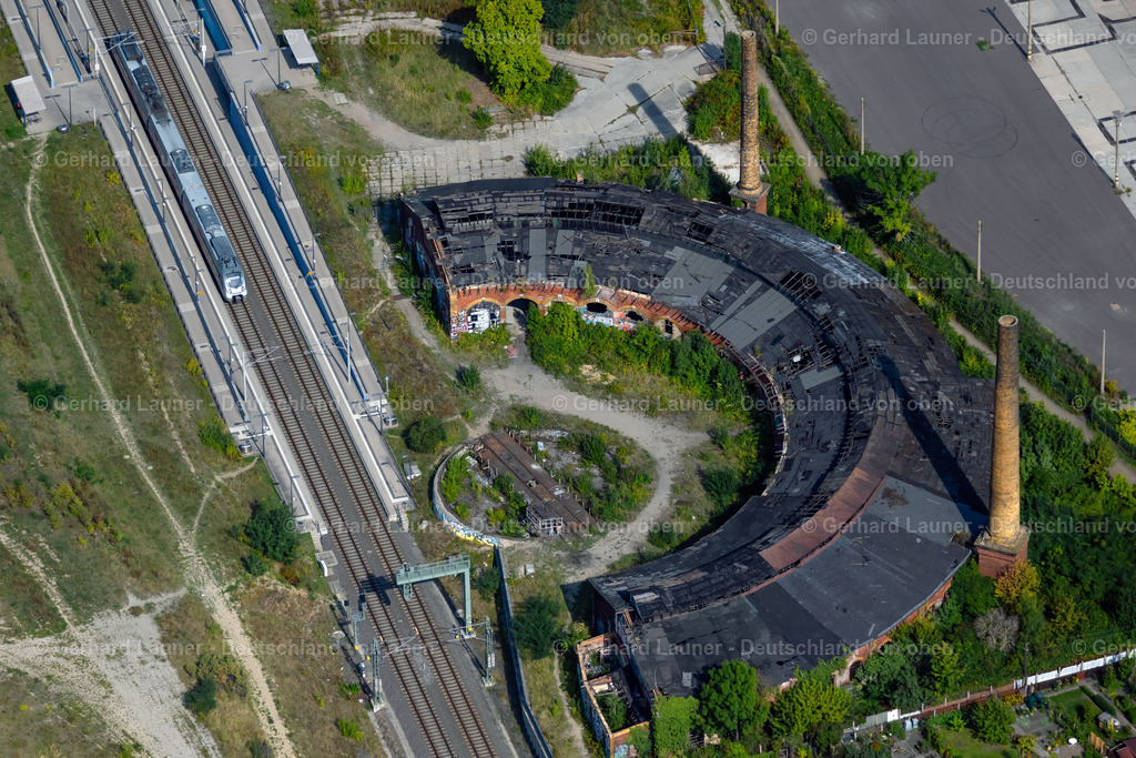 4039278 | LEIPZIG 14.09.2020 Ruine des Rundschuppen " Lokschuppen Bayerischer Bahnhof " an der Semmelweisstraße im Ortsteil Zentrum-Südost in Leipzig im Bundesland Sachsen, Deutschland. Weiterführende Informationen bei: BUWOG - Region Ost Development GmbH,  BUWOG Bauträger GmbH,  BUWOG Immobilien Treuhand GmbH,  BUWOG Lindenstraße Development GmbH,  Leipziger Stadtbau Aktiengesellschaft. // Ruin of the round shed " Lokschuppen Bayerischer Bahnhof " on street Semmelweisstrasse in the district Zentrum-Suedost in Leipzig in the state Saxony, Germany. Further information at: BUWOG - Region Ost Development GmbH,  BUWOG Bautraeger GmbH,  BUWOG Immobilien Treuhand GmbH,  BUWOG Lindenstrasse Development GmbH,  Leipziger Stadtbau Aktiengesellschaft. Foto: Gerhard Launer