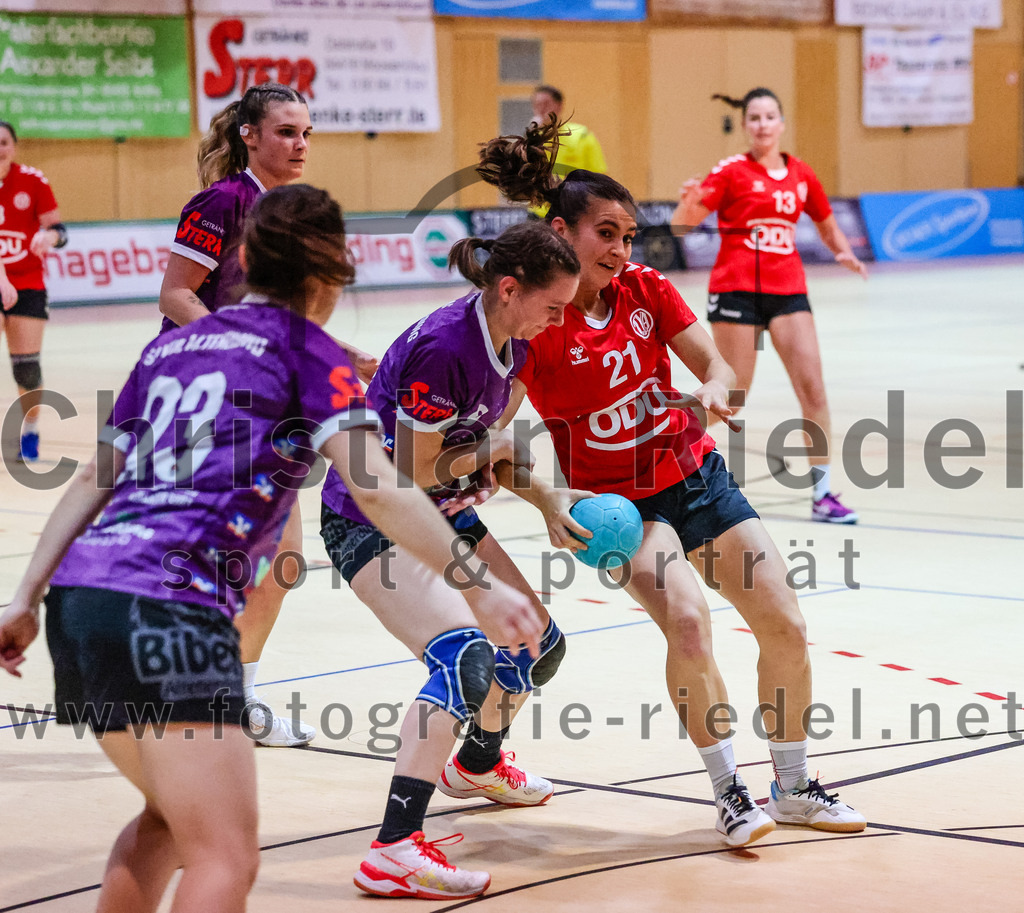 2023-11-04_068_SpVgg_Altenerding_gegen_TV_Altoetting | Erding, Deutschland, 04.11.2023:
Handball, Bezirksoberliga Frauen Altbayern 2023 / 2024, 6. Spieltag, SpVgg Altenerding gegen TV Altötting, Endergebnis: 28:26

Katharina Künstner (SpVgg Altenerding, #23), Julia Kranich (SpVgg Altenerding, #9), Eva Taubeneder (TV Altötting, #21)

Foto: Christian Riedel / fotografie-riedel.net