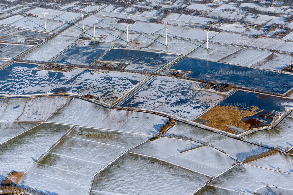 4044042 | WESTOVERLEDINGEN 13.02.2021 Winterlich schneebedeckte Uferbereiche der Teichanlagen zur Fischzucht in Westoverledingen im Bundesland Niedersachsen, Deutschland. // Wintry snowy shore areas of the ponds for fish farming in Westoverledingen in the state Lower Saxony, Germany. Foto: Gerhard Launer