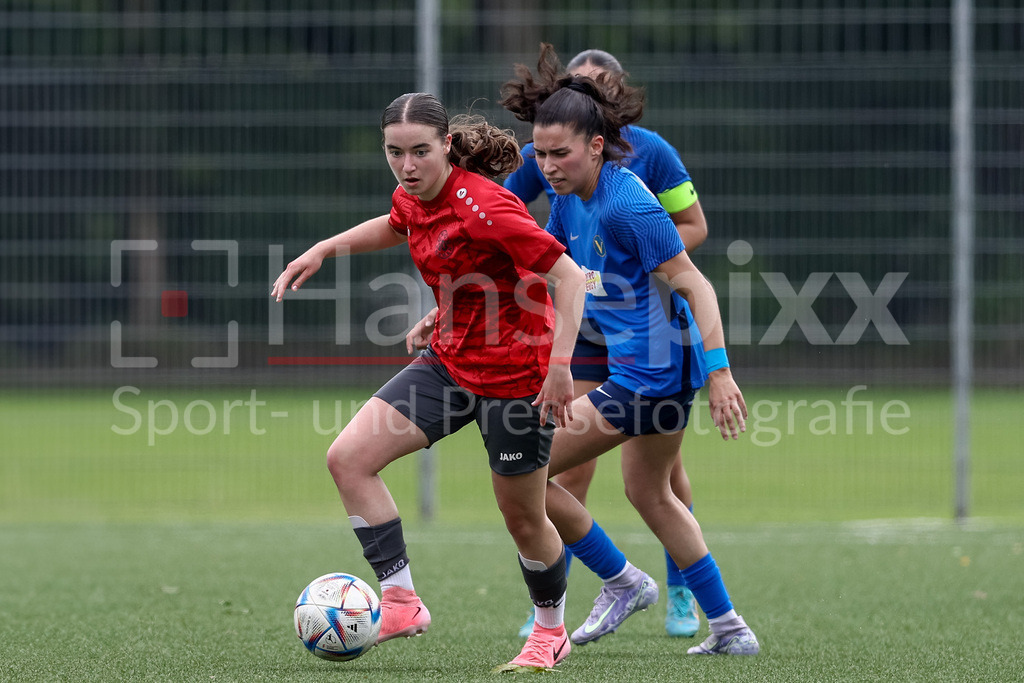 Fussball, Aufstiegsrunde Regionalliga Nord Frauen, FC Union 60 - SC Victoria Hamburg | v.li.: Jule Oelerich (FC Union 60 Bremen, 7) und Irem Üstün (SC Victoria Hamburg, 32) im Zweikampf, Duell, Dynamik, Aktion, Action, Spielszene