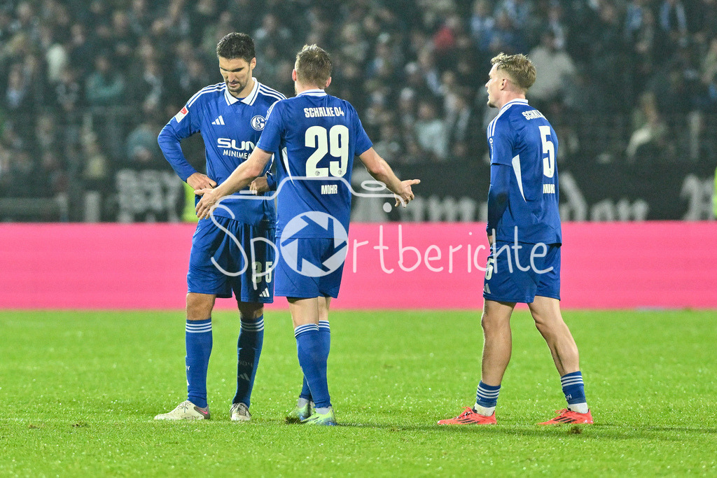 SSV Ulm 1846 Fussball - FC Schalke 04 | Ratlose Schalker nach dem 0-0 in Ulm / Derry John MURKIN (FC Schalke #5) / Marcin KAMINSKI (FC Schalke #35) / Tobias MOHR (FC Schalke #29) / 2. Bundesliga: SSV Ulm 1846 Fussball - FC Schalke 04, Donaustadion am 01.11.2024