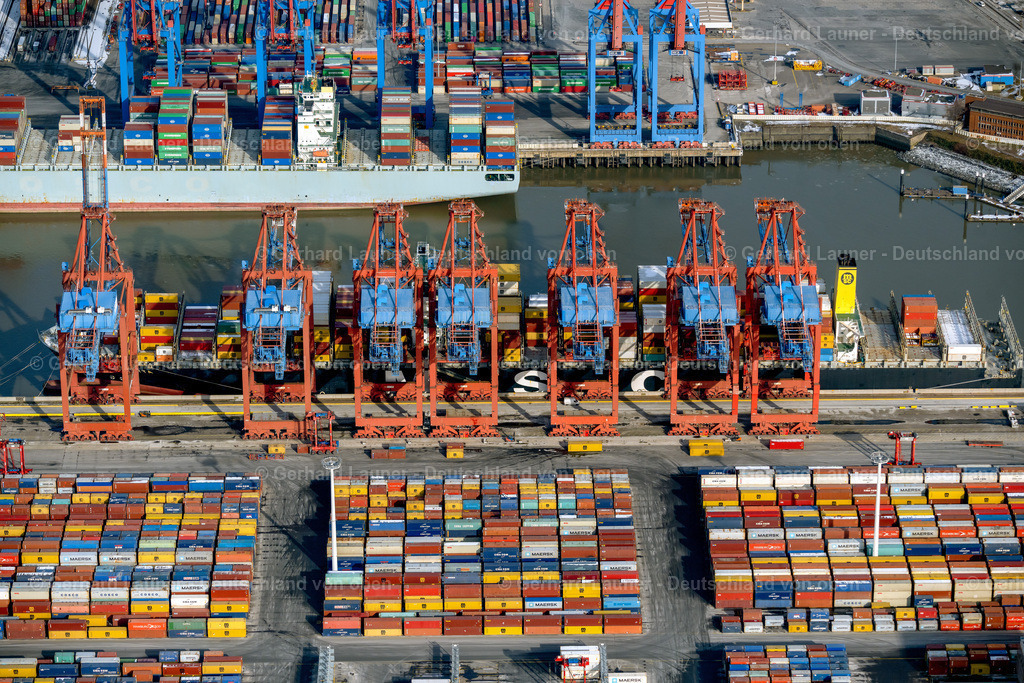4044638 | HAMBURG 14.02.2021 Containerschiff der Hapag-Lloyd bei der Entladung am Terminal Burchardkai im Hafen in Hamburg, Deutschland. // Container ship of Hapag-Lloyd bei of Entladung on Terminal Burchardkai in the port in Hamburg, Germany. Foto: Gerhard Launer
